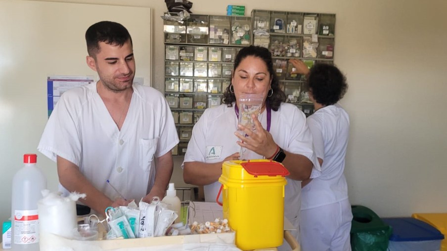 Foto recurso sanitarios preparando medicación
